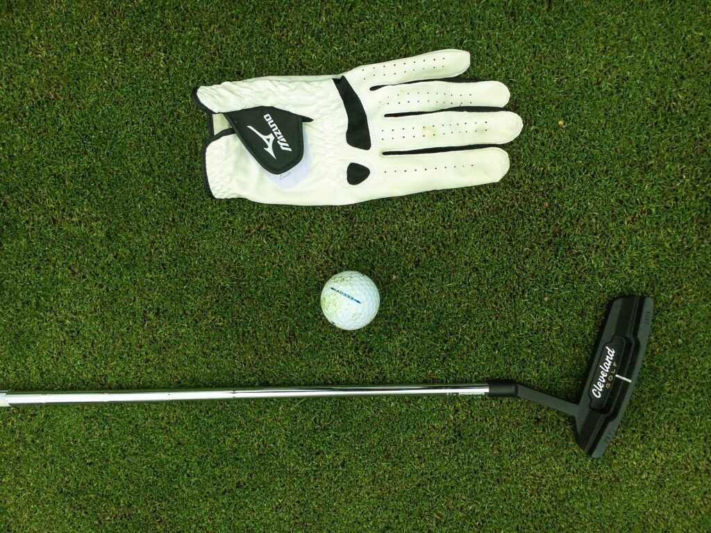 why do golfers wear one glove